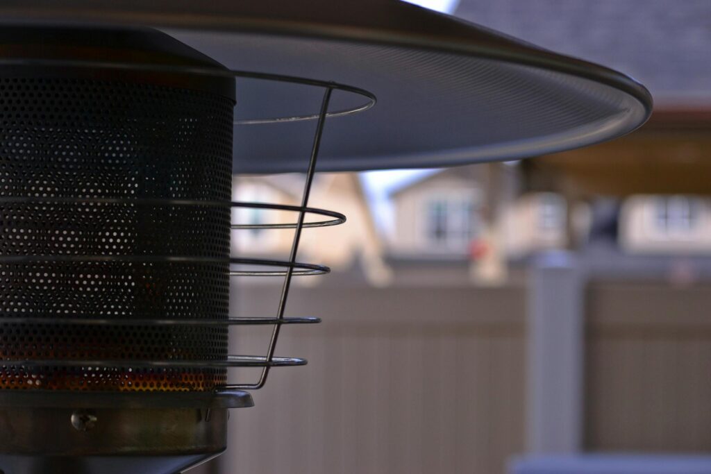 Cât gaz consumă un încălzitor de terasă și cât costă pe oră: calcule pe putere calorică, butelii de 11 și 12,5 kg
